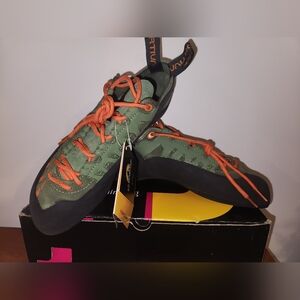 Mens La Sportiva Tarantulace Climbing Shoes, Olive/Tiger, Size 43.5 US 10.5 BNIB